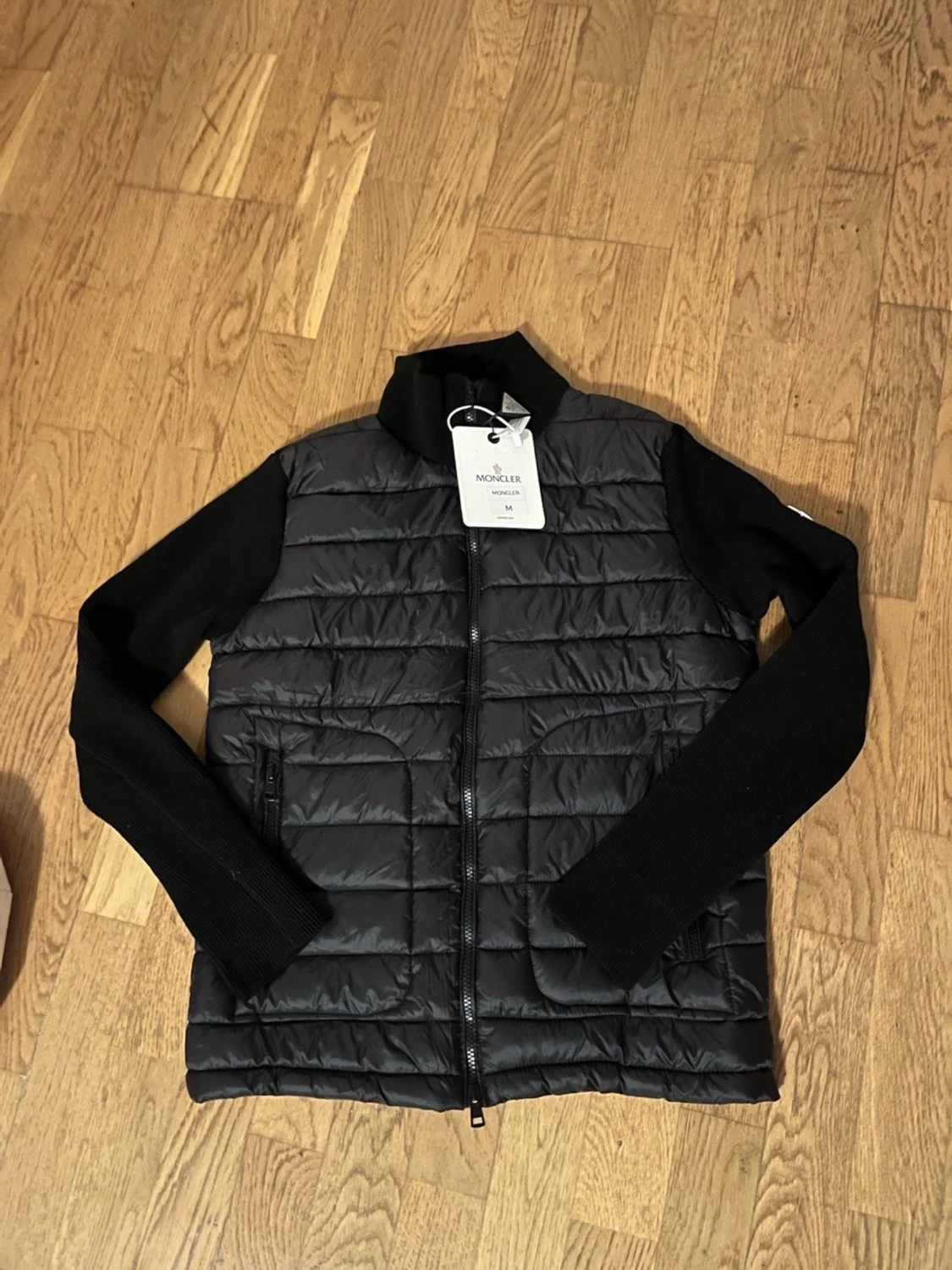 Svart pufferjacka från Moncler M