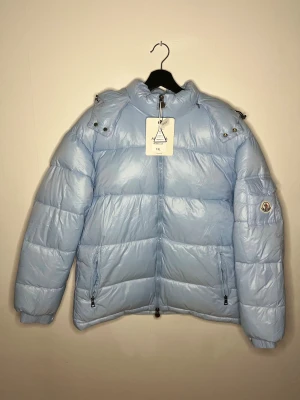 Moncler jacka maya ljusblå - Ljusblå Moncler jacka maya i nytt skick, har NFC på loggan, pm vid intresse.
