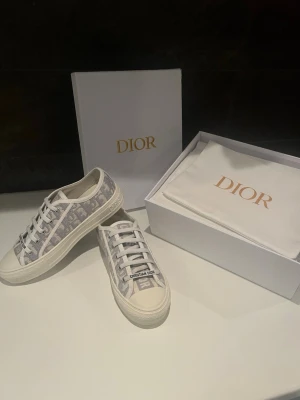 Walk'n'Dior - Helt oanvända Walk'n'Dior Sneaker! Storlek 39, säljer pga returtiden gått ut. Kvitto medföljer samt box med mera!