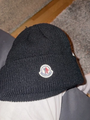 Moncler mössa - Säljer moncler mössa 