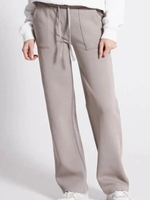 Beige mjukisbyxor med snörning - Snygga beige mjukisbyxor med breda ben och snörning i midjan. Byxorna har stora fickor framtill och är tillverkade i mjukt material som ger en chill och avslappnad vibe. Perfekta för en laidback stil.