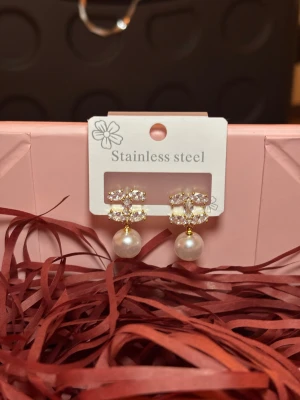 CC örhängen silver  - Helt nya! CC Örhängen 