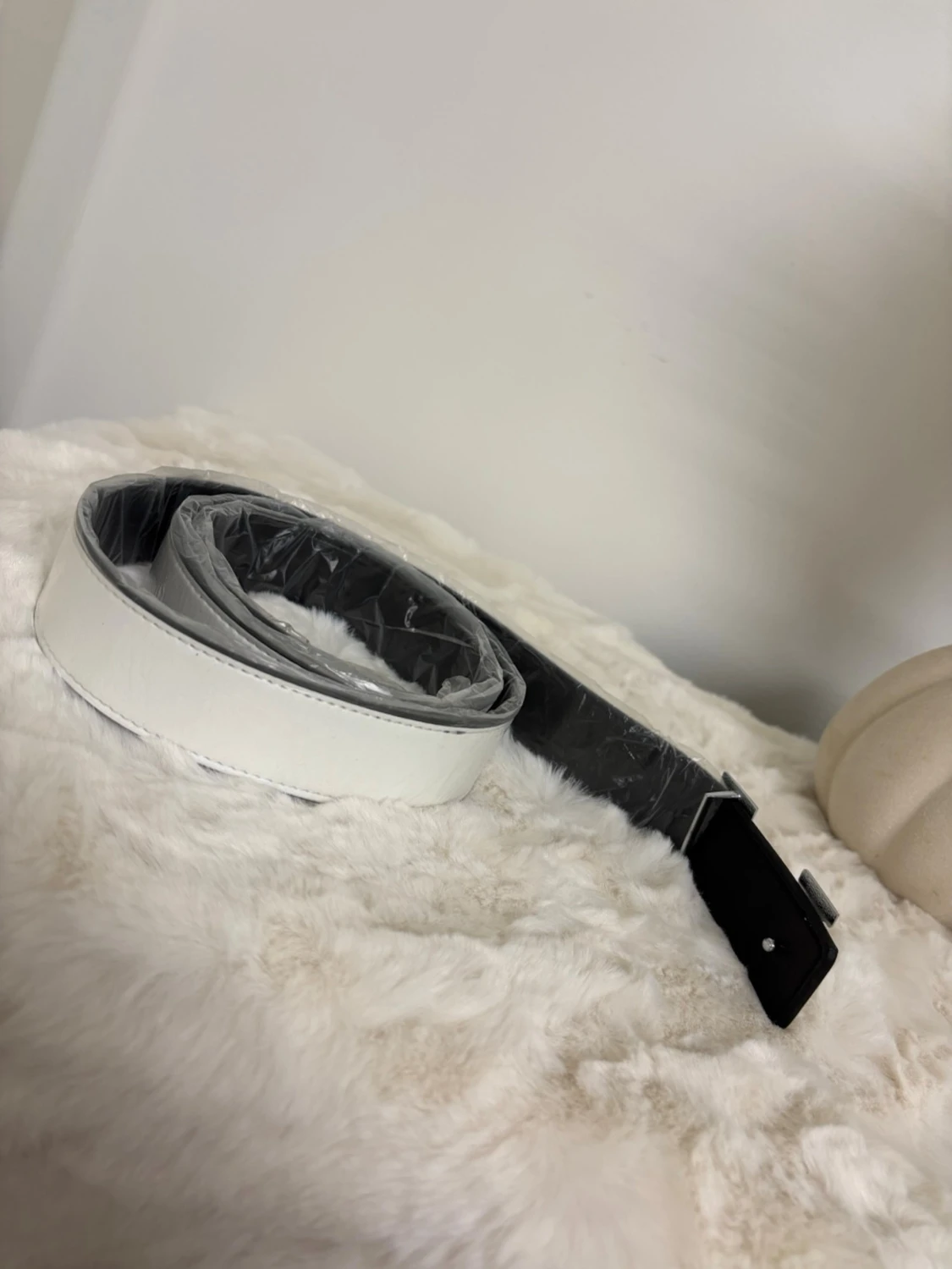 Vit skärp med silverspänne H - 1