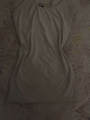 Beige linne - Ett beige sött linne! Skönt material dock ganska långt linne. 