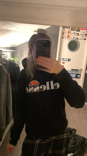 Svart Ellesse hoodie - Svart hoodie från Ellesse. Klassisk huva. Mjuk och skön, passar till allt. Använd fåtal gånger ser helt oanvänd ut. Säljer endast för att jag har två stycken likadana ☺️