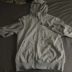 Just do it av nike i bra skick. Storlek S - En fin just do it hoddie av nike lite använd och i bra skick, pris går att diskutera.