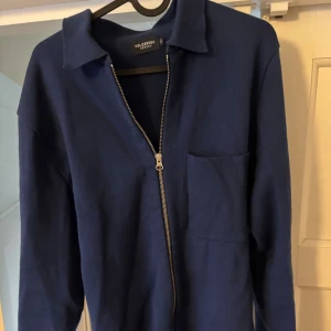 Zip up tröja - Sitter som samsoe samsoe full zip, mycket bra skick.. Vid fler frågor är det bara att höra av sig.