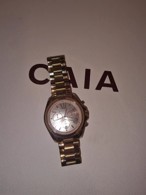Michael Kors Damklocka i roséguld - Säljer en snygg Michael Kors klocka i roséguld. Klockan är i rostfritt stål och har en klassisk chunky look som verkligen sticker ut. Snyggt med matchande armband och ring. Säljes separat.