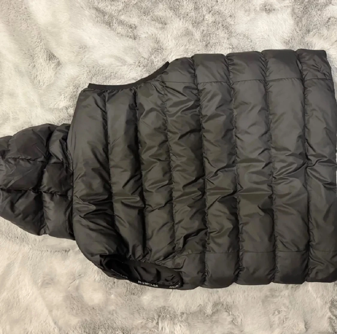 Svart dunväst från Moncler med huva - 2