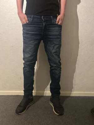 Jack & Jones jeans  - Snygga blå jeans från Jack & Jones, modell Comfort Mike. De har en klassisk femficksdesign, normal midja och smal passform. 