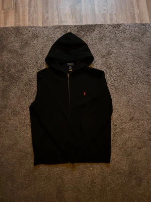  Polo Ralph Lauren, svart och hoodie  -  Säljer svart Ralph Lauren hoodie bra skick använt några gånger 