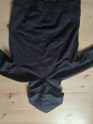 Peak performance hoodie  - En marin blå peak performance luvtröja i väldigt bra skick. Saknar snören. Perfekt till en chill dag eller en dag i skolan