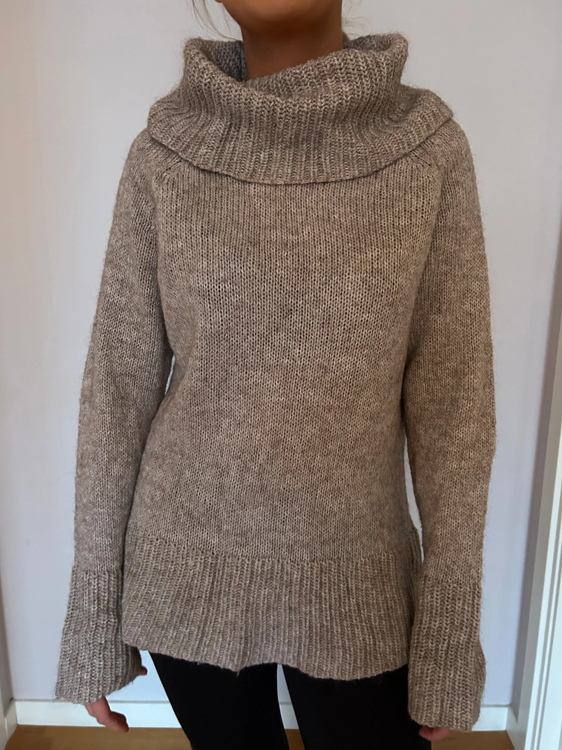 Beige stickad polotröja