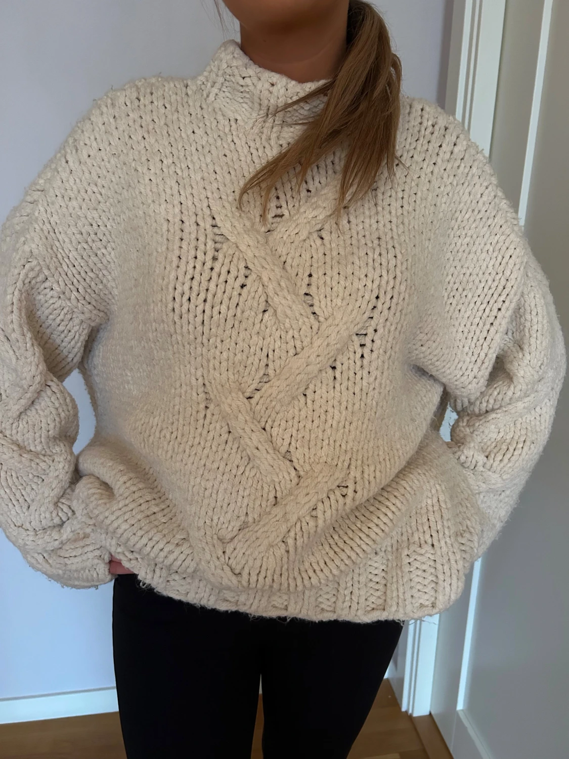 Vit stickad med flätmönster