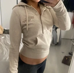 2000s kort hoodie - Bra skick, jätteskön att ha på sig. Storlek S