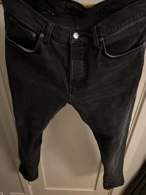 Nudie Jeans Grim Tim - Tja, lägger nu upp dessa as feta nudie jeans i den populära modellen och färgen grim dim dark cove! Jeansen är i väldigt bra skick utan defekter och anledning till försäljning är att de har blivit för små. Jeansen är i storlek 32/32 och sitter som vanligt den storleken. Nypriset är 1600 och mitt pris är 499. Skriv privat vid frågor eller funderingar!
