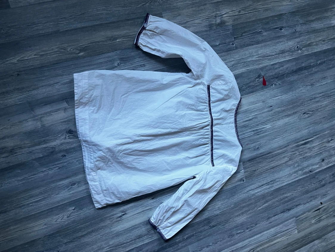 Snygg blus med broderi - 2