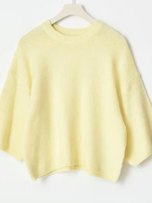 Ljusgul stickad tröja Gina Tricot - Supermysig ljusgul stickad tröja från Gina Tricot med rund hals och loose passform. Tröjan har långa ärmar och ribbade muddar vid hals, ärmslut och nederkant. Perfekt för dig som gillar en chill och enkel stil. Använd 1 gång as snygg!!! 