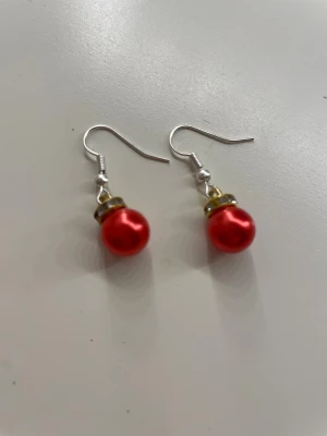 Örhängen julkula röd  - Örhängen julkula röd❤️ du får med ploppar💕