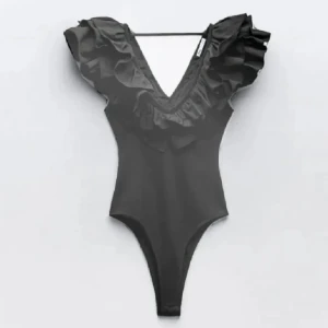 Svart volang body Zara  - Snygg och eftertraktad body med volanger från Zara ☺️