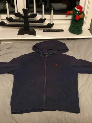 Ralph lauren hoodie - En marinblå ralph lauren hoodie i storlek 18-20 passar som small skulle jag tro 