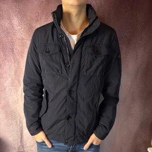 Jlindeberg fieldjacket bailey - Mycket fint skick | Size M (modellen är 187cm 73kg) | fraktar spårbart inom 24 timmar | för att köpa klicka ”köp nu” | vid frågor eller funderingar skriv en meddelande | följare får bättre rabatter🙌