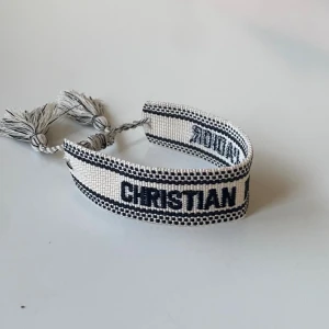 Christian dior armband  - Helt ny Christian dior armband. Aldrig använd. Fraktar inom 24 timmar. 