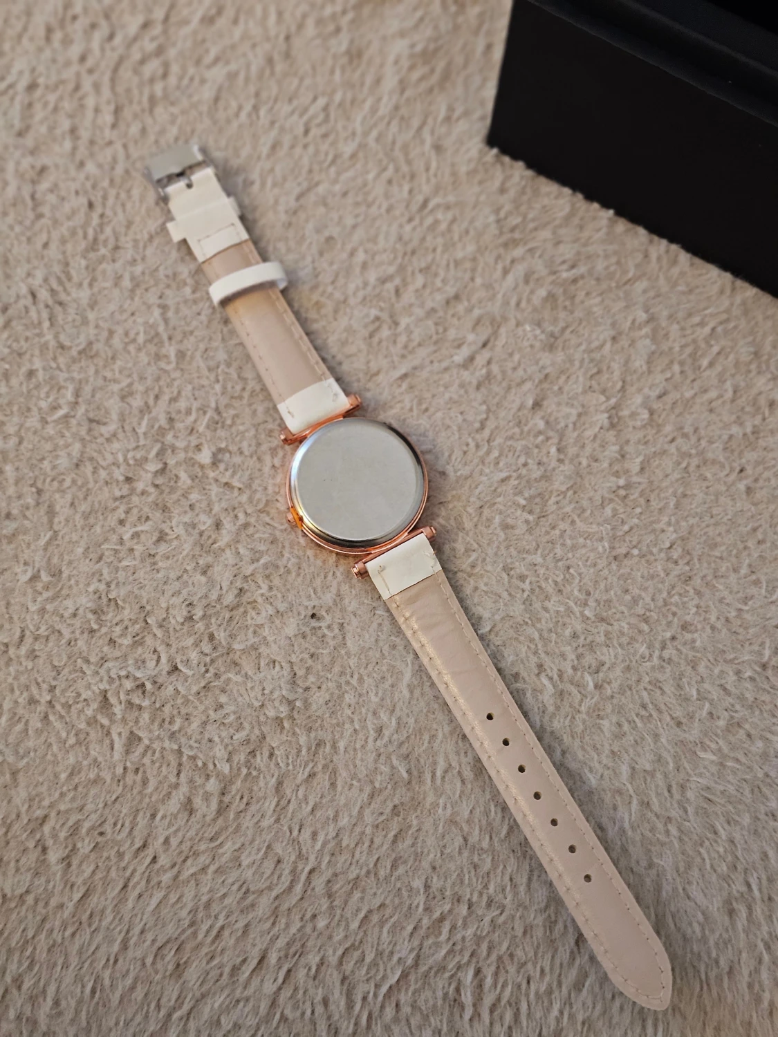 Vit klocka med roséguld och blommor - 3