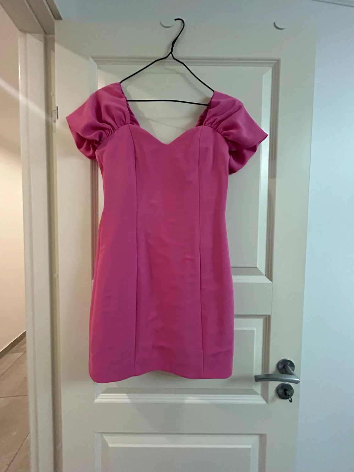 Rosa kort klänning med puffärmar