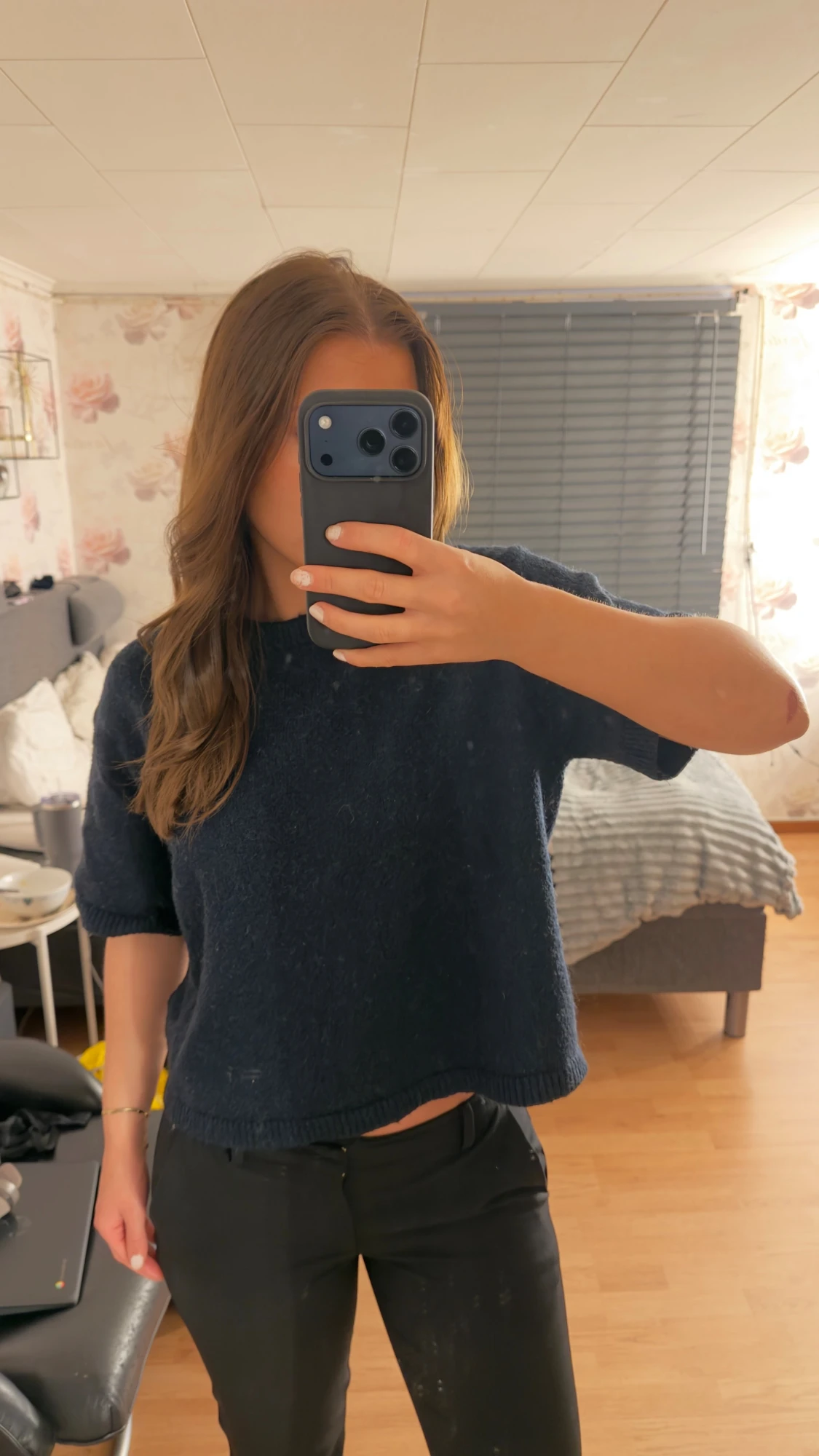 Mörkblå stickad tröja med kort ärm - 1