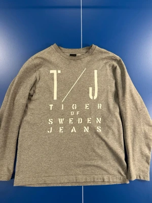Grå långärmad tröja från Tiger of Sweden - En skön långärmad tröja från TOS, storleken är Small och färgen är grå. Skick 8/10 tröjan har mest legat i garderoben och har använts sparsamt, smått tecken på använd kan förekomma. Kom dm för fler frågor osv!