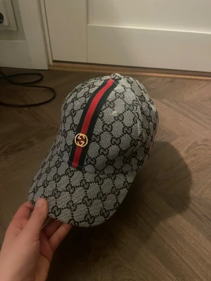 G keps - INTE ÄKTA ! storlek: passar alla | skick 7/10 knappast använd | den e köpt utomlands tror jag | pris kan diskuteras vill ba bli av me för använder aldrig