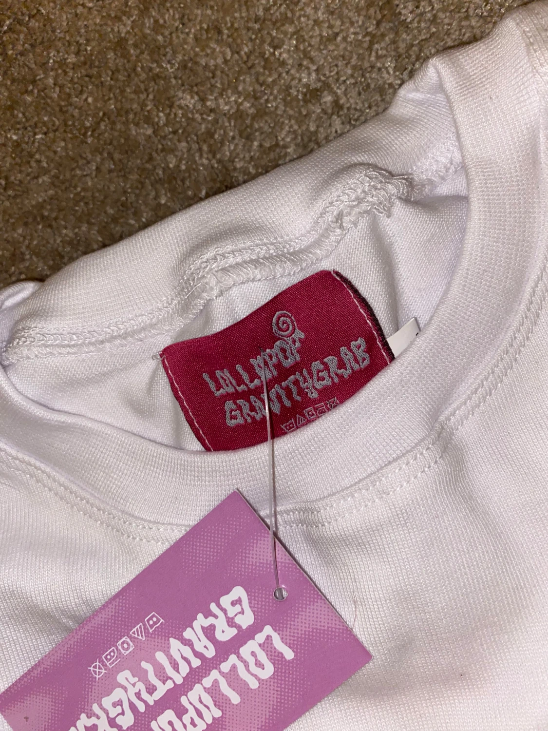 Vit Gravity Grab t-shirt med rosa tryck - 1