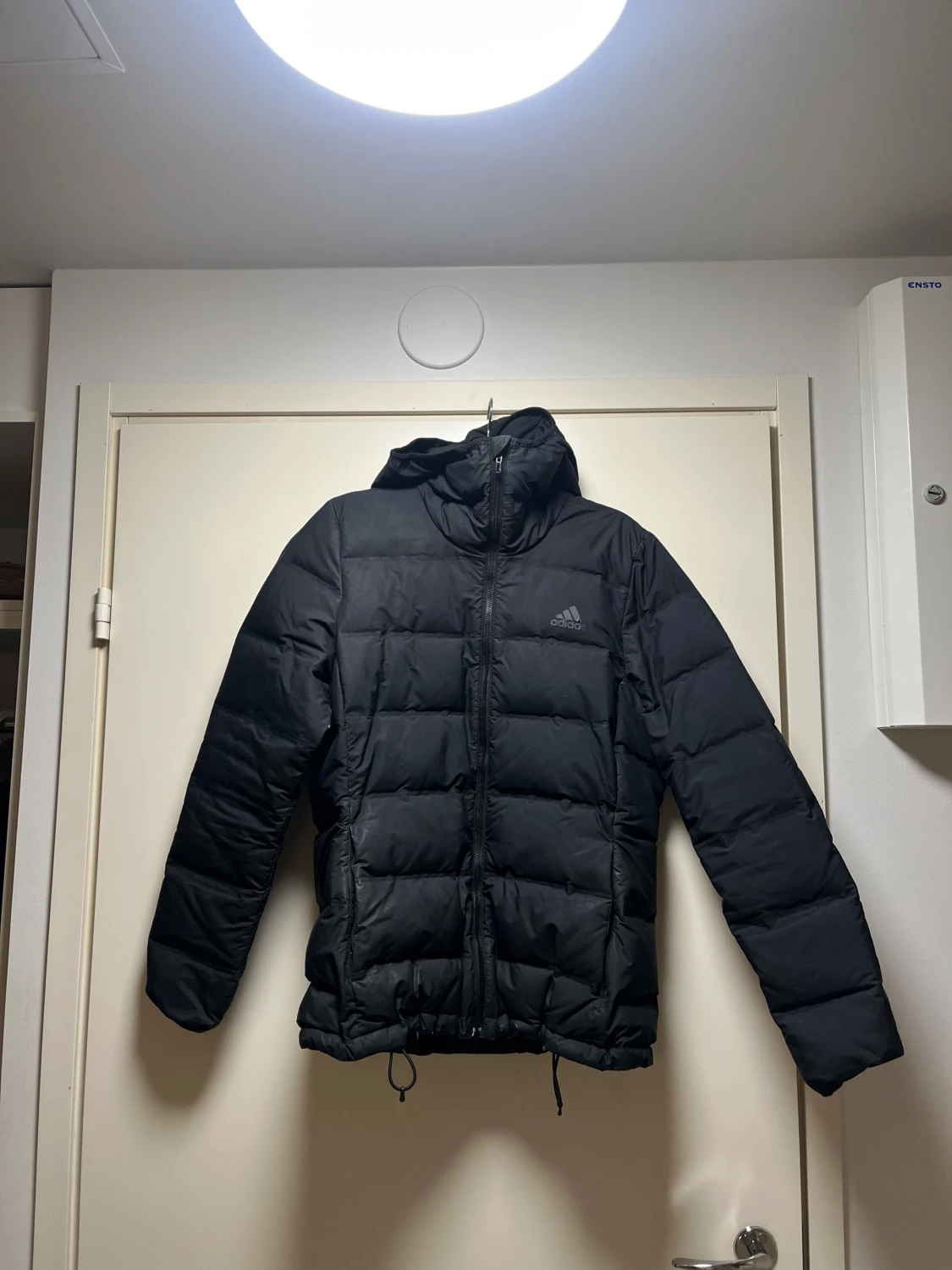 Svart dunjacka från Adidas