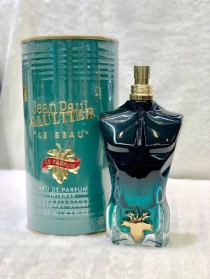 Jean Paul Gaultier Le Beau Parfum - Stilren och intensiv Eau de Parfum i unik flaska. Volym: 125 ml. Perfekt för dig som vill sticka ut med en ikonisk doftaccessoar.