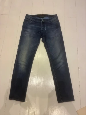 Jacob Cohen blå jeans storlek 29 - Säljer nu ett par riktigt schyssta Jacop cohen jeans. [ st:29 ] [skick: 9/10 ] [ nypris: ca 6000 kr ] skriv om du har några frågor! 👍🍾