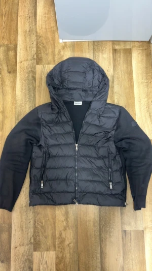 Moncler Cardigan - Dags att sälja min Moncler-cardigan som jag haft ett tag. Skicket är 5/10 – använd, men fortfarande helt funktionell. Passar dig som bär storlek S.  För frågor eller fler bilder, skriv bara.
