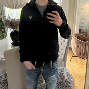 J. Lindeberg jacka  - Säljer då denna fräscha jackan då den börjar blir för liten för mig, köptes för 3200. Har varit väldigt nöjd med denna jackan. Fast vid priset 