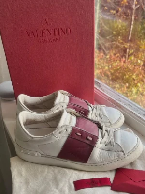 Vita och vinröda sneakers med snörning - Vin röda Valentino skor, nypris ca 8000 . Kommer inte till användning längre!💗 (jag köpte dom här på plick så dom första bilderna e från hon som ägde som först!!)  