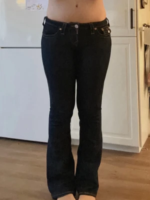 True Religion Jeans - Mörkblå bootcut jeans från True Religion med kontrastsömmar och snygga fickdetaljer. Låg midja. W29/L32🤍
