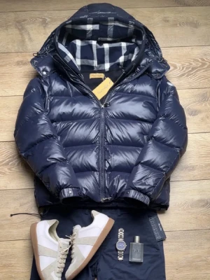 Mörkblå pufferjacka från Aumille - Jövlars grischig puffer från Aurelle med glansig finish . Sällsynt som fan alltid slutsålt. Passar S med