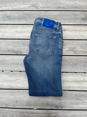 Jacob cohen jeans - Jacob cohen jeans i en extremt fet modell! Nyskick, inga defekter. Storlek 31, modellen heter 625 comfort, sitter slim och passar bäst på dig som är ca 175
