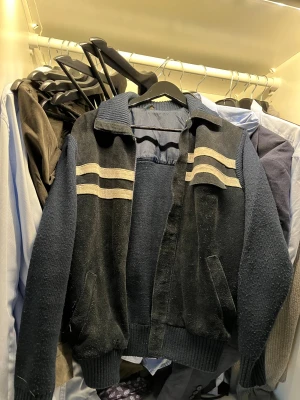 Cardigan made in Italy äkta mocka  - Säljer en mörkblå cardigan från Italien gjord av äkta mocka samt polyakryl, nypris ligger mellan 3-5  tusen kronor, storlek 46 mellan medium och small, märket är oklart 