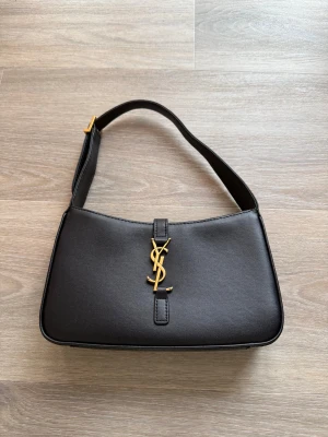 YSL handväska - Supersnygg handväska. Går att justera axelbandet. Aldrig använd. Skriv för frågor🩷