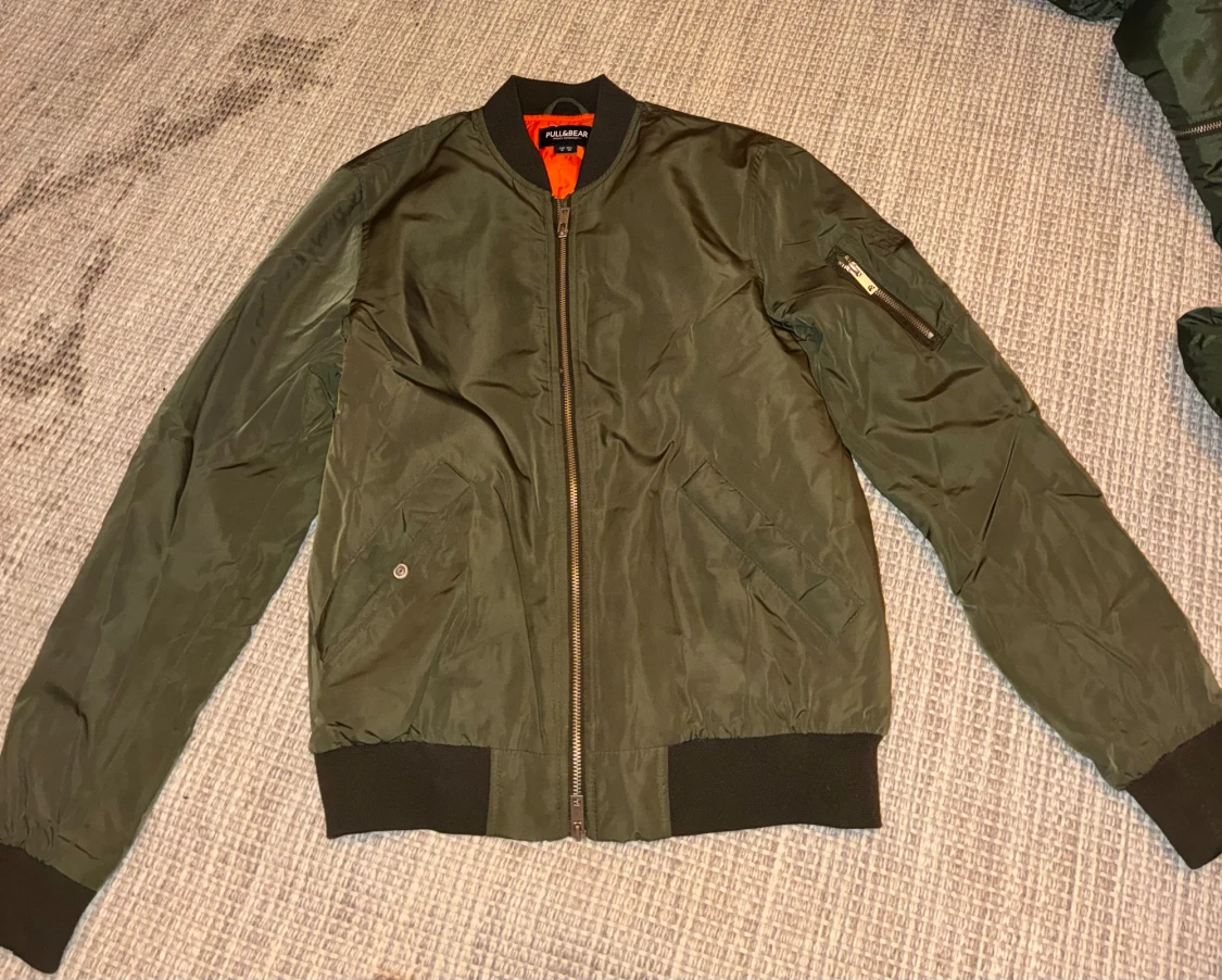 Olivgrön bomberjacka Pull&Bear M