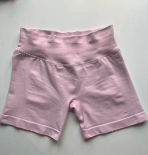Ljusrosa seamless shorts från Relode - Säljer ett par ljusrosa seamless shorts från Relode med hög midja och scrunch-detalj bak pga fel storlek. Aldrig använda. Köparen står för frakt. 