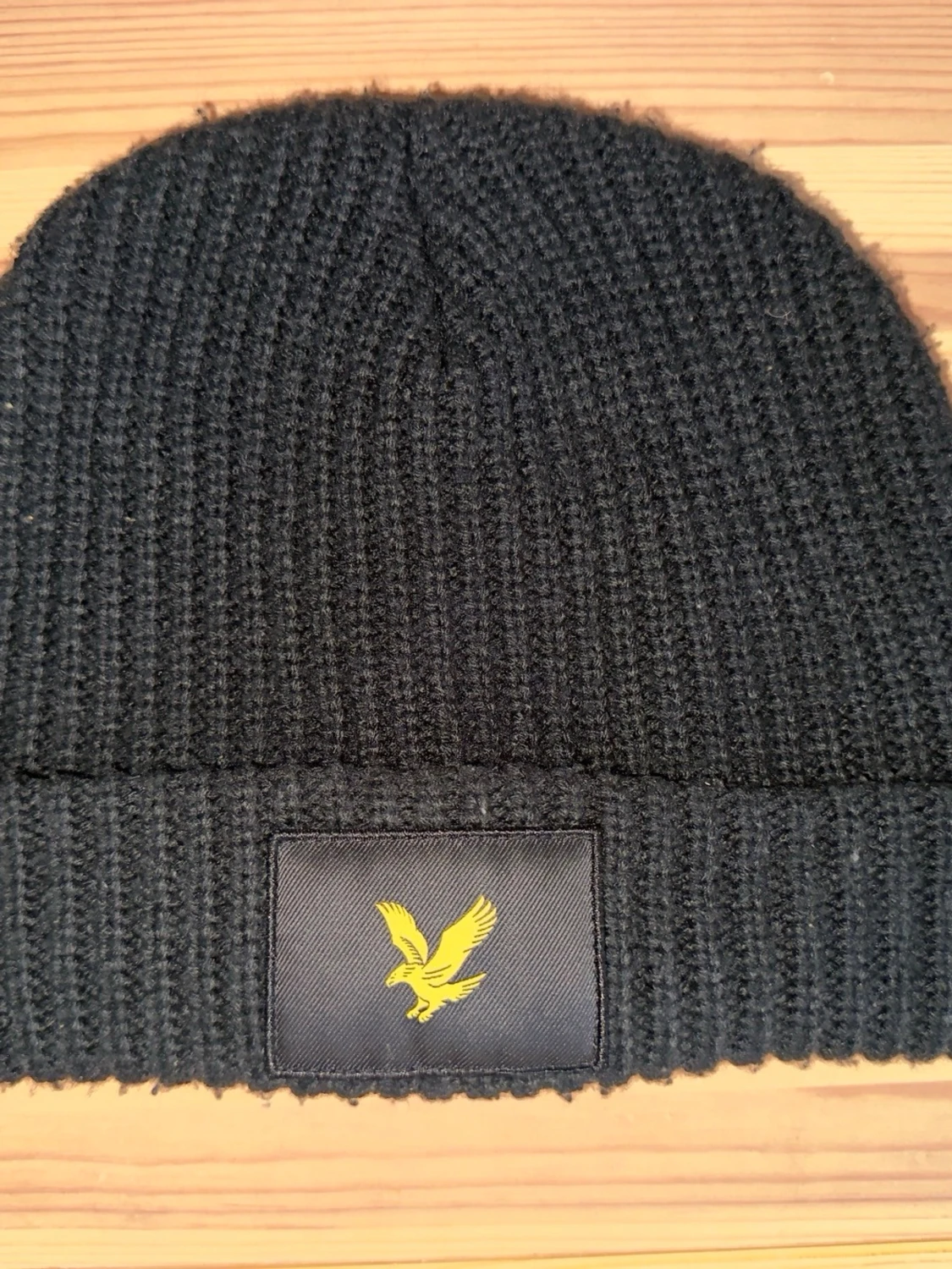 Svart stickad mössa från Lyle & Scott jättevarm