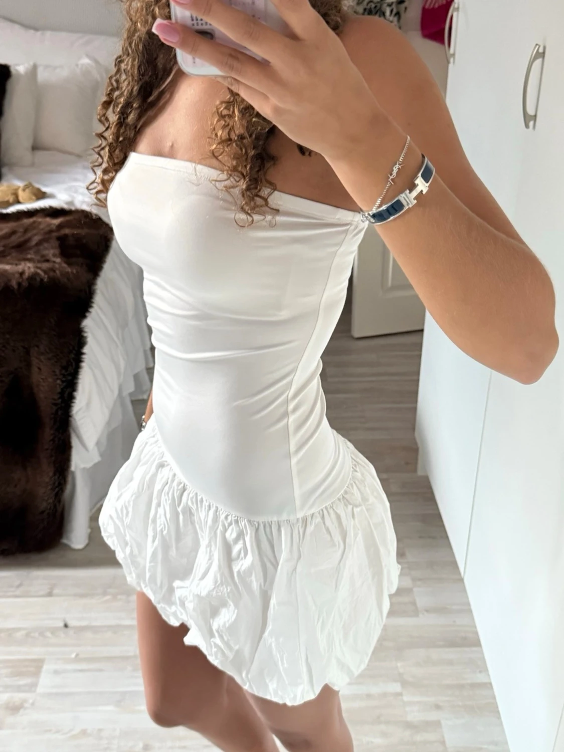 Vit axelbandslös kortklänning