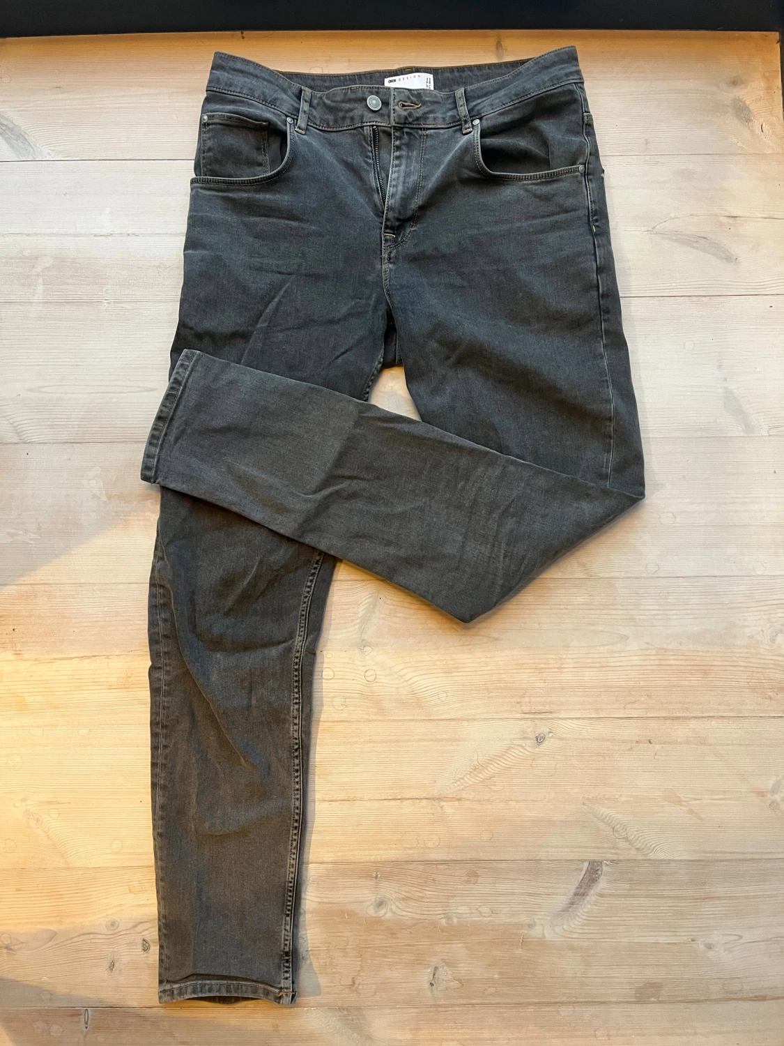 Mörkgrå jeans från ASOS Design W32 L34