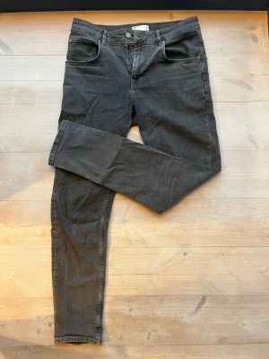 Mörkgrå jeans från ASOS Design W32 L34 - Raka gråa jeans från ASOS i storlek W32 L34